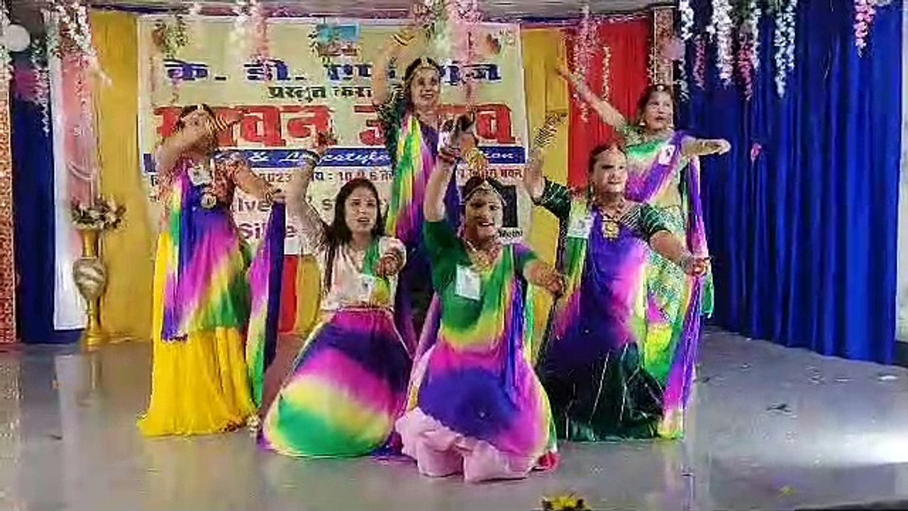 सतरंगी थीम पर नृत्य और प्रतियोगिताओं के साथ प्रदर्शनी में महिलाओं ने दिखाया हुनर