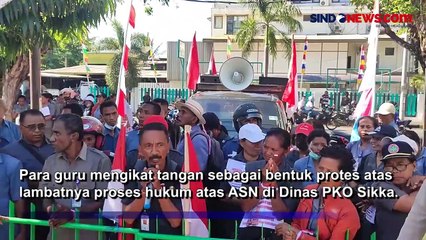 Gelar Aksi Ikat Tangan Ratusan Guru Demo di Depan Kejari Sikka, Ini Tuntutannya