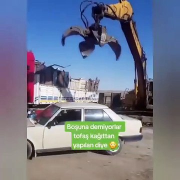 Hurdaya çıkan Tofaş Şahin kağıt gibi ortadan ikiye ayrıldı