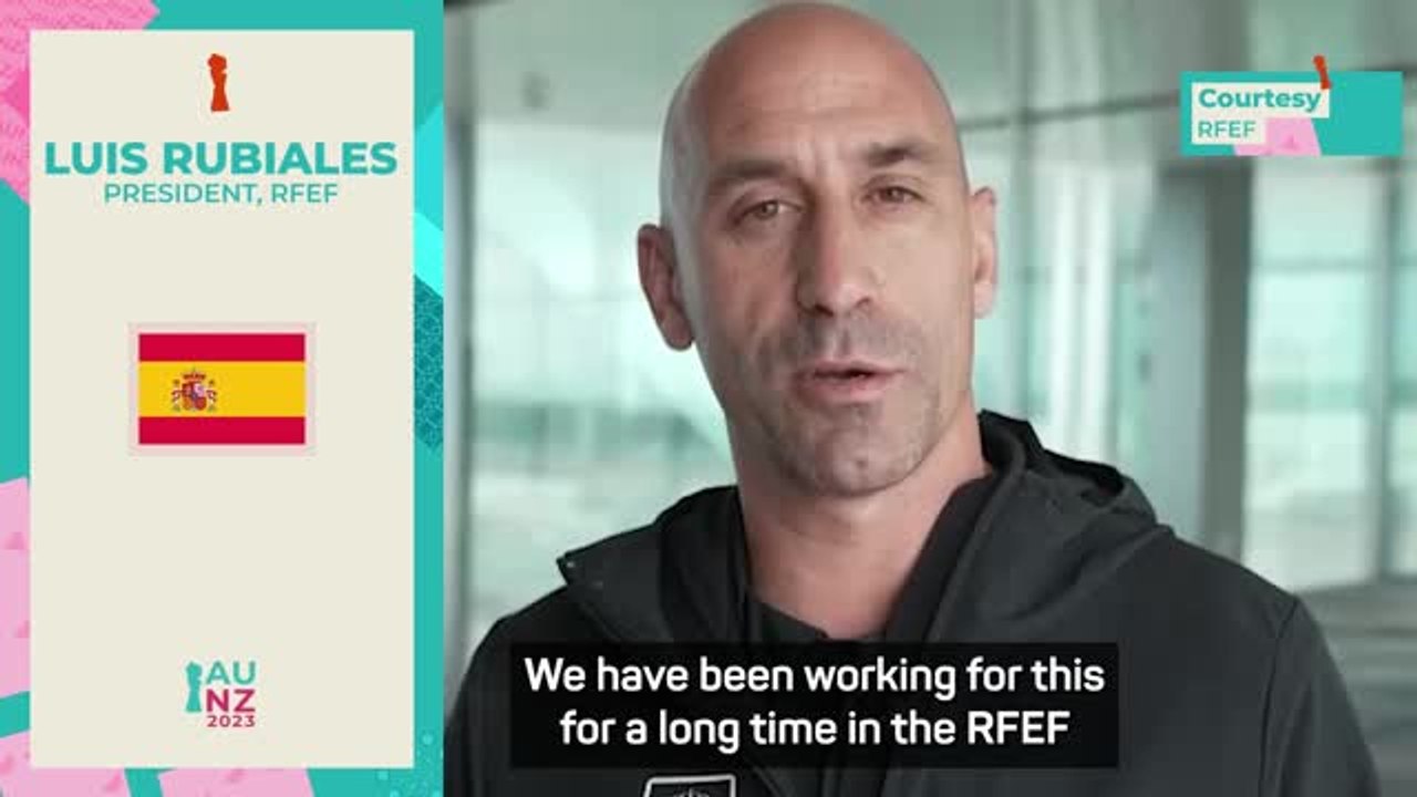 Rubiales apologises after kissing Hermoso