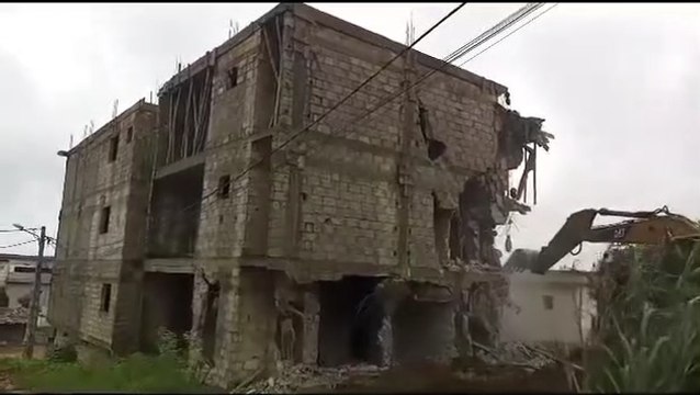 Le Ministère de la Construction, du Logement et de l'Urbanisme détruit un immeuble R+4 érigé sans permis de construire à Cocody, le lundi 21 août 2023