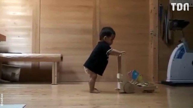 Ce chat apprend à un bébé à marcher : la vidéo fait le buzz