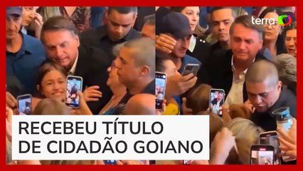 Bolsonaro aparece chorando em encontro com apoiadores em Goiás