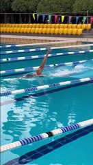 Le nageur Gibson glisse dans l'eau comme un poisson