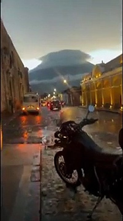 Éclair ascendant au-dessus du volcan de Agua : juste magnifique