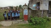 स्कूल खुलने के समय मुख्य दरवाजे पर ताला, बच्चे करते मिले शिक्षकों का इंतजार