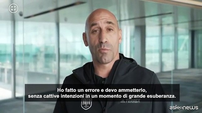Bacio alla calciatrice, presidente Federazione spagnola chiede scusa