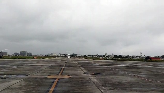 राजकोट : इंदौर से पहली बार पहुंचे विमान का वाटर कैनन से स्वागत