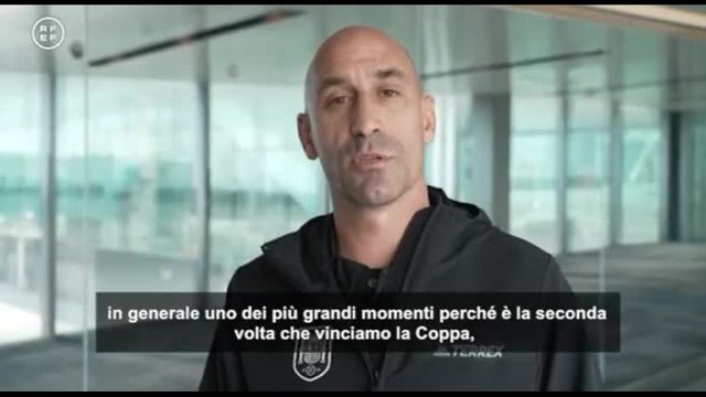 Bacio alla calciatrice, presidente Federazione spagnola chiede scusa