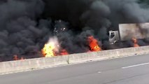 Colisão envolvendo três caminhões deixa rodovia BR-376 interditada após explosões