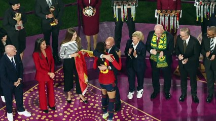 Foot: le président de la Fédération espagnole s'excuse d'avoir embrassé sur la bouche Hermoso