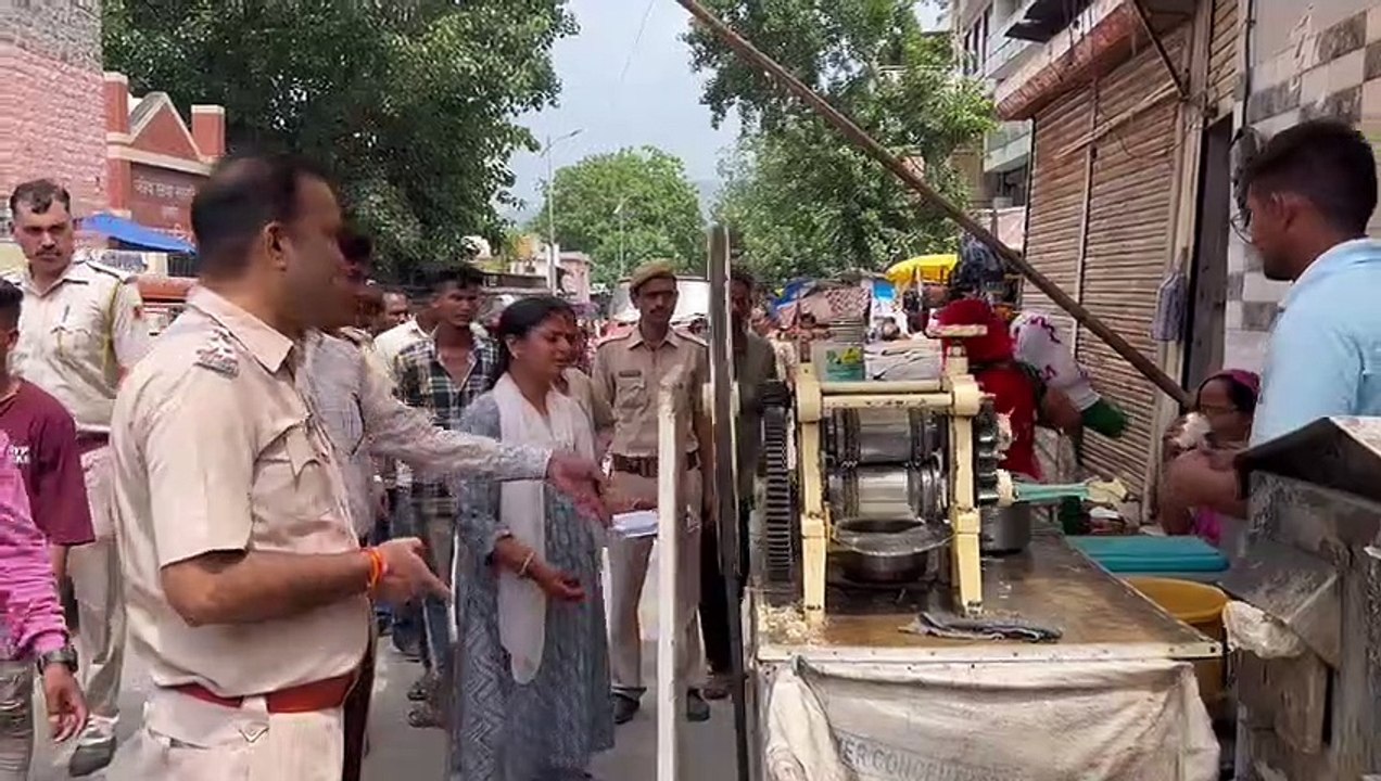 दुकानों के आगे रखा सामान जब्त, तिरपाल हटाने पर झड़प