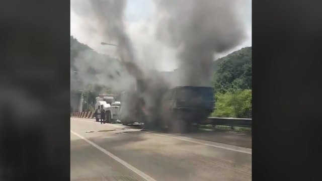 상주영천고속도로 평호터널 인근 트럭 화재...다친 사람 없어 / YTN