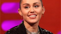 GALA VIDÉO - Miley Cyrus : sa mère s’est remariée et son nouveau beau-père est une star de Prison Break