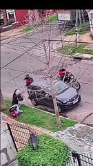 Apuntaron con un arma a una madre y a su hija para sacarles una mochila