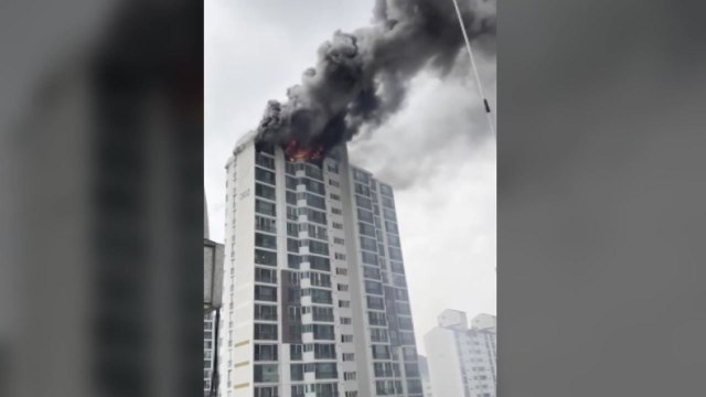 안산시 아파트에서 불...연기 흡입 2명 병원 이송 / YTN