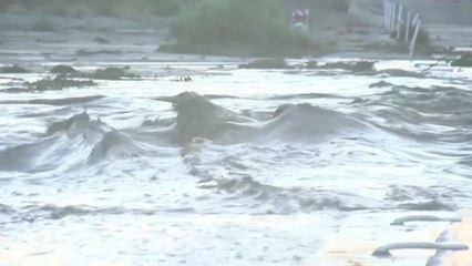 '폭풍 상륙' 美 서남부 1년 강우량 절반 비 퍼부어 / YTN