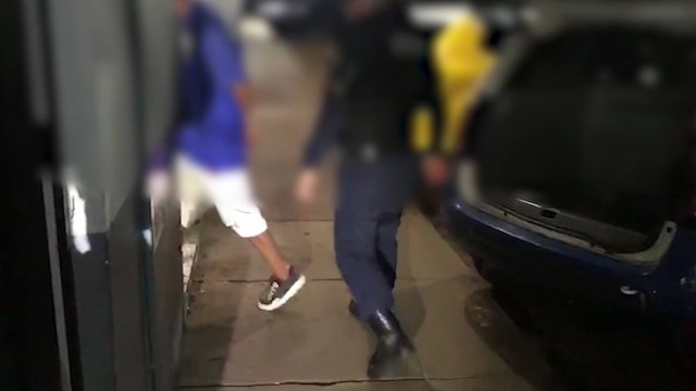 Ao verificar denúncia de tráfico, GPOM prende jovem com mandado de prisão em aberto