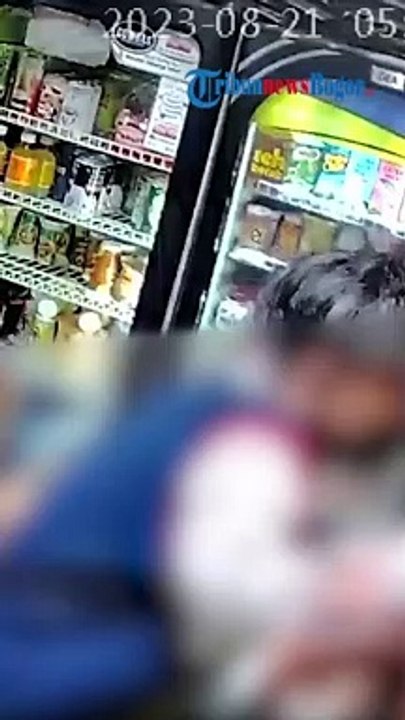 PALAK Warung Kelontong Pakai Senjata Tajam, Tampang Pelaku Terekam CCTV