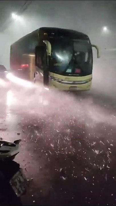 Chuva de granizo e ventos fortes assustam moradores de Teófilo Otoni