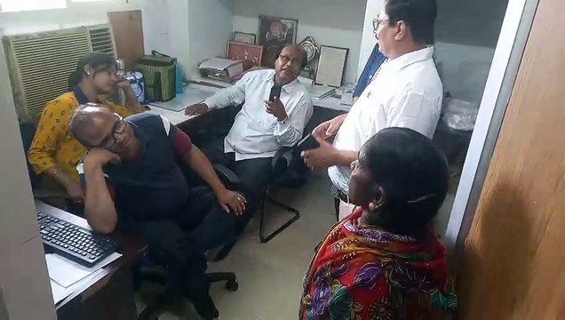 Video: Patients getting blood after struggle