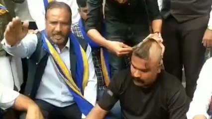 इंदौर: भीम आर्मी ने किया अनोखा प्रदर्शन, जिला अध्यक्ष ने मुंडन कर जताया विरोध