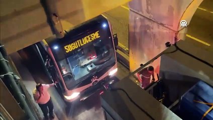 Tải video: İstanbullunun Ekrem çilesi bitmiyor! Yine metrobüs arızası