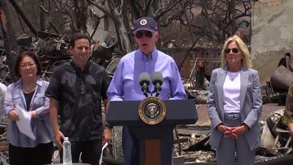 바이든, 산불 13일 만에 하와이 현장 방문...일부 '가운데 손가락' 욕 / YTN