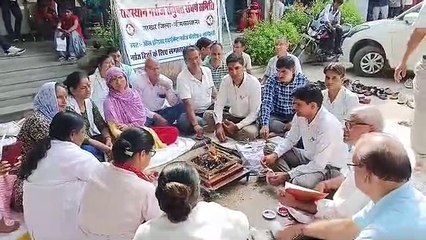 अस्पताल में सद्बुद्धि यज्ञ कर नर्सिंग कर्मचारी ने जताया सरकार के खिलाफ विरोध