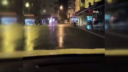 Artvin'de sağanak yağış sonrası yollar göle döndü