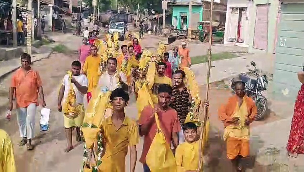 संगम तट से शुरू हुई कावड़ यात्रा, शिवालयों पर ह...