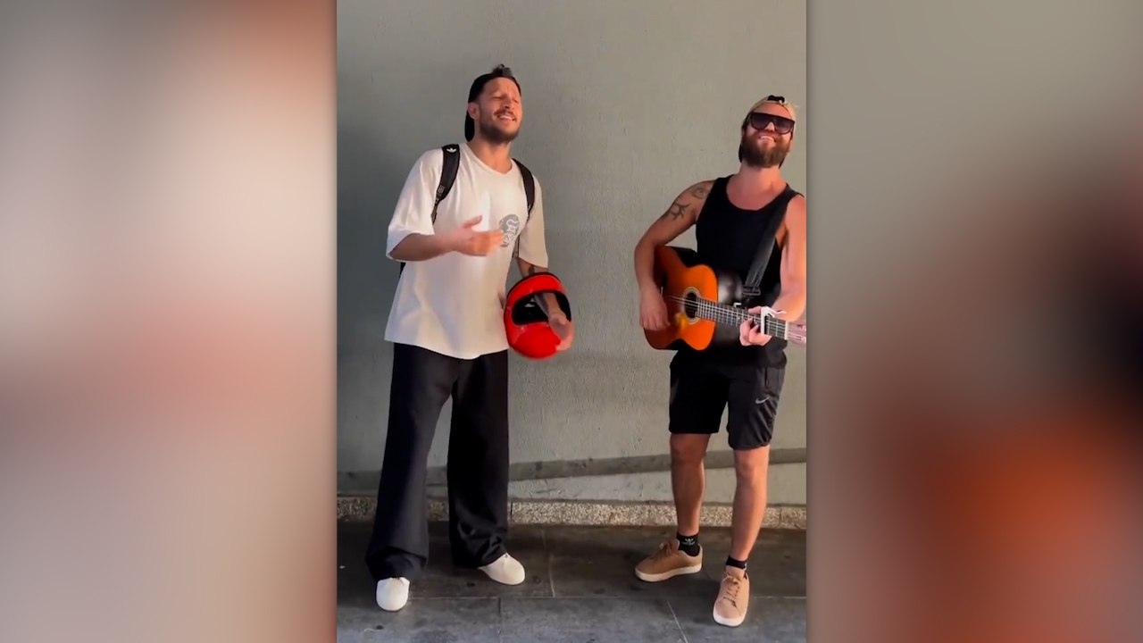 Uraz Kaygılaroğlu sokak şarkıcısıyla düet yaptı