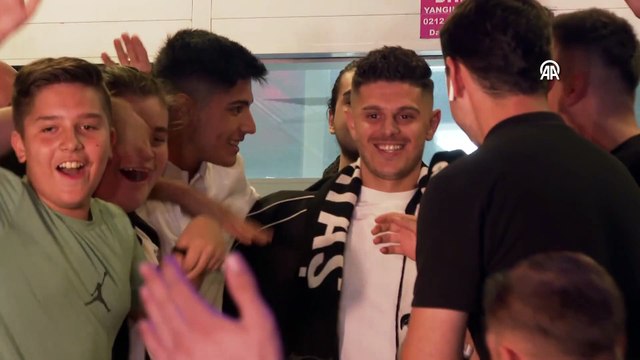 İSTANBUL - Beşiktaş'ın yeni transferi Kosovalı futbolcu Milot Rashica, Atatürk Havalimanı'na geldi