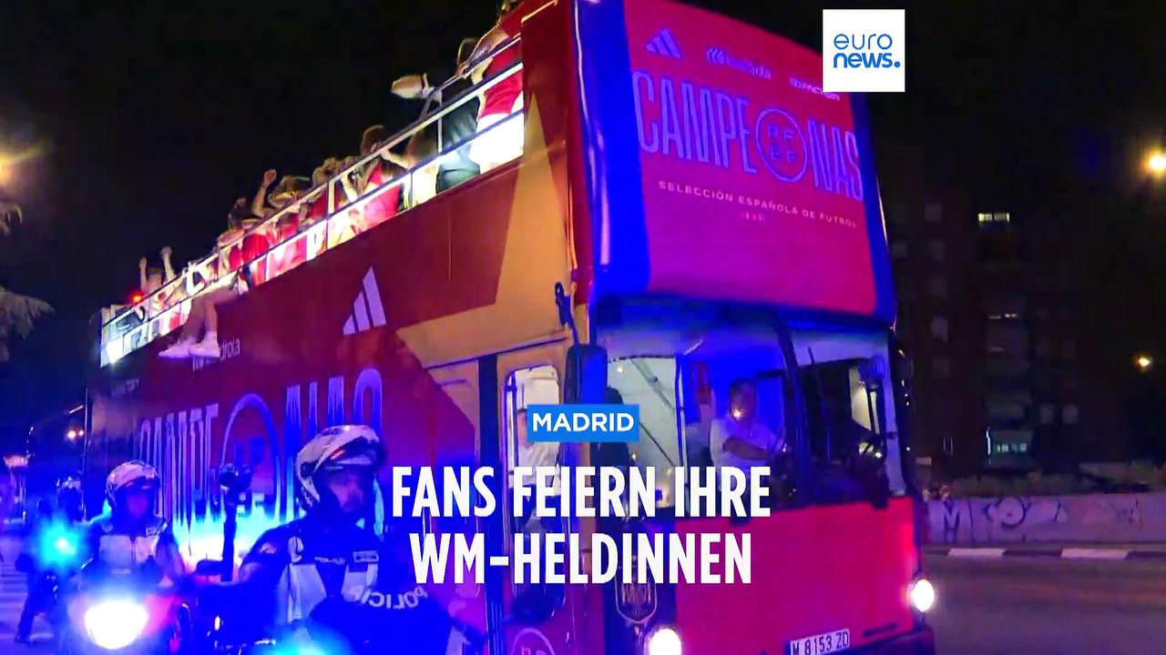 'We are the champions': Spanische Fußballfans feiern ihre WM-Heldinnen