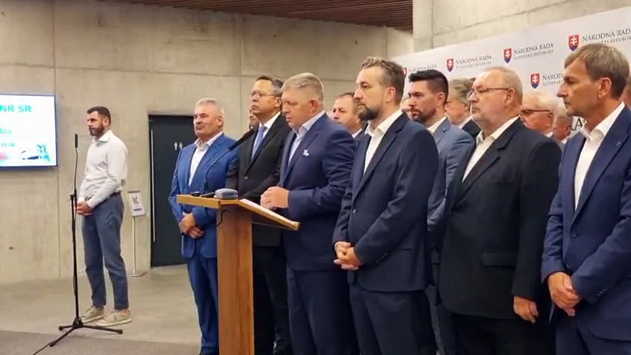 ZÁZNAM: R. Fico: Ak má odísť šéf SIS, musí byť odvolaný aj policajný prezident