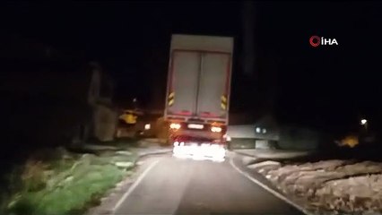 Çekiciye yüklenen kamyon tehlike saçtı