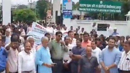 उदयपुर: सरकार पर वादाखिलाफी का आरोप लगाते हुए सड़कों पर उतरे राज्य कर्मचारी, जानें वजह?
