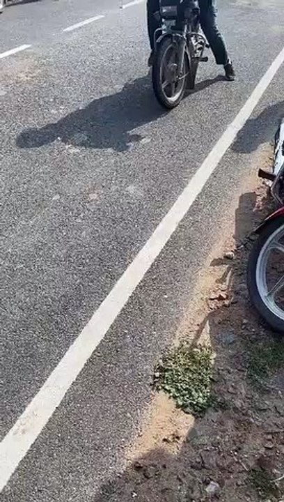 जिला प्रमुख की गाड़ी पर चढ़कर युवक ने किया हंगामा, कड़ी मशक्कत के बाद पुलिस ने सुरक्षित नीचे उतारा, देखे वीडियो