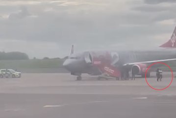 Armed police remove man from plane after bomb scare