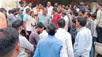 रतलाम: प्याज के सही दाम ने मिलने से भड़के किसान, मंडी गेट पर किया प्रदर्शन
