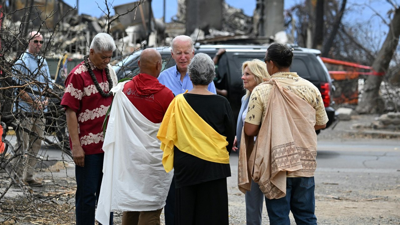 Biden besucht Hawaii nach Brandkatastrophe und sagt Hilfen zu