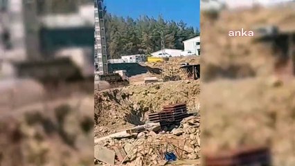 Le drapeau turc et l'affiche d'Atatürk accrochés aux maisons sismiques construites par TOKİ à Kahramanmaraş ont provoqué une réaction.