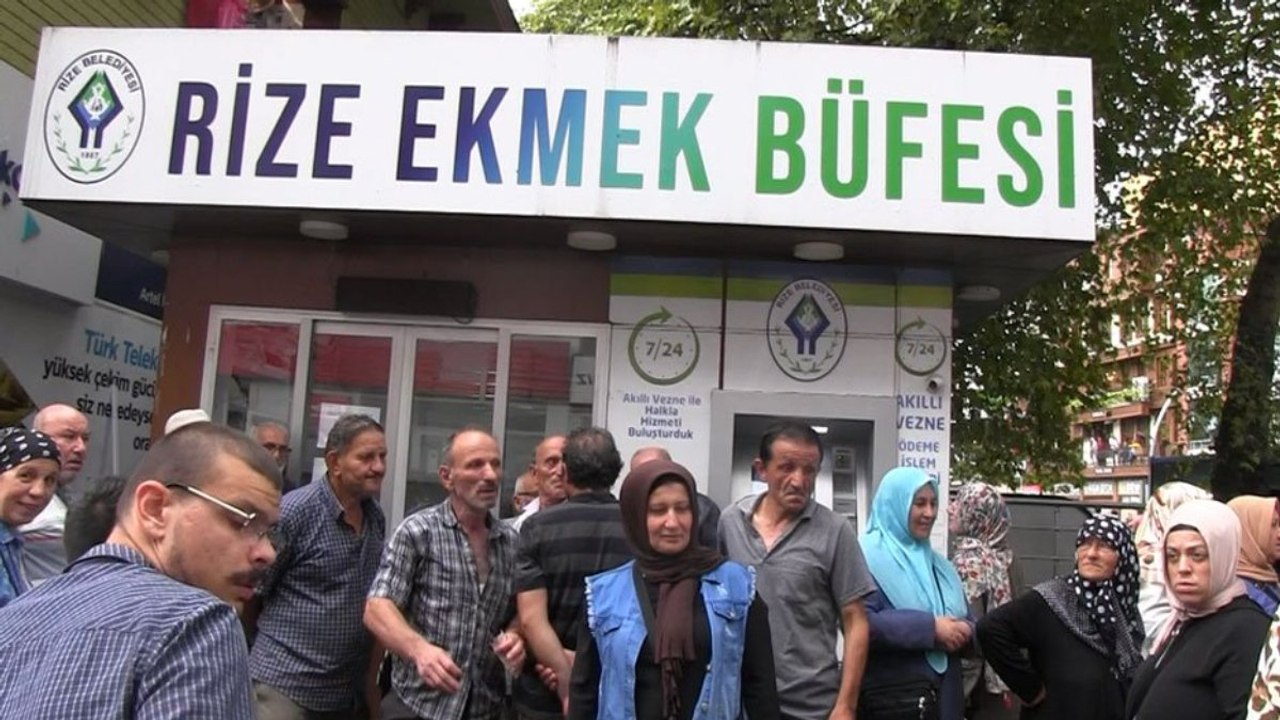Rize’de vatandaşlar halk ekmek kuyruğundan seslendi: Bunun sonu çok kötü olacak