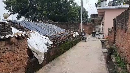 अनगढ़ टौरिया पर बने खपरैल मकान