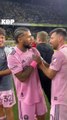 Messi qui donne le brassard à DeAndre Yedlin pour soulever le trophée ! #messi #InterMiamiCF #football