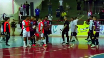 Jogo acabou em briga generalizada nesta segunda
