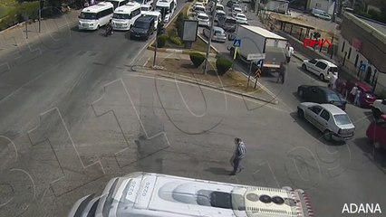 Adana'da Dolmuş, Kavşakta Yayaya Çarptı