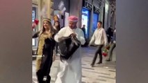 À Taksim, un homme et une femme en tenue arabe ont dispersé un sac d'argent sur le sol.