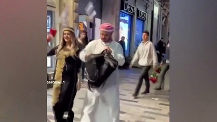 À Taksim, un homme et une femme en tenue arabe ont dispersé un sac d'argent sur le sol.