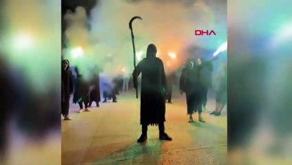 Böyle karşılama görülmedi! Damat ile gelini, maske ve orakla beklediler